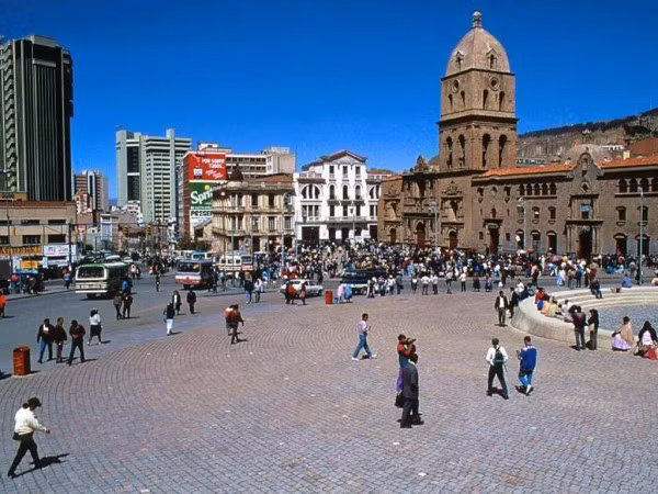 5. La Paz (Bolivia) Tại La Paz, thành phố đông dân thứ hai của Bolivia, những thứ hàng ngày như một chiếc vé xem phim có giá 3,62 USD và đồ ăn nhanh có giá 5,06 USD, rẻ hơn nhiều so với Sao Paolo (Brazil). Ở Sao Paolo, thành phố được mệnh danh đắt đỏ nhất Nam Mỹ, một chiếc vé xem phim “ngốn” tới 11,70 USD và một bữa ăn nhanh có chi phí 9,36 USD.