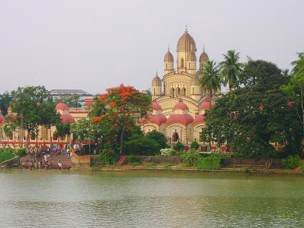 7. Kolkata (Ấn Độ) Ở Kolkata có rất nhiều mặt hàng tiêu dùng hàng ngày được bán giá rẻ. Một bữa ăn nhanh có giá chỉ 2,72 USD (so với 20,05 USD tại Luanda, Angola), một tờ nhật báo quốc tế chỉ phải mua với giá 2,22 USD (so với 9,83 USD tại Mát-xcơ-va).