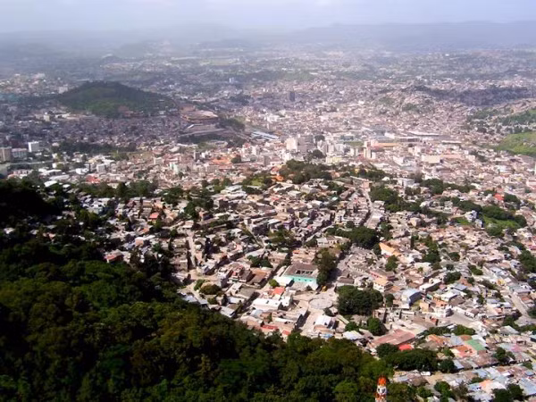 9. Tegucigalpa (Honduras) Nếu dọn đến Tegucigalpa, bạn không chỉ sống với chi phí rẻ mà còn có thể sống trong sự tiện nghi và sang trọng. Trong thành phố này, giá thuê một căn hộ hai phòng ngủ cực kỳ cao cấp chỉ có giá 700 USD/tháng. Nếu ở Hồng Kông, cũng căn hộ như vậy sẽ có chi phí hơn 7.000 USD/tháng.