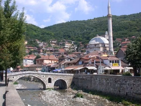10. Tirana (Albania) Tirana là thủ đô và cũng là thành phố lớn nhất của Albania. Thành phố có số dân khá khiêm tốn, khoảng 421.000 người. So với London (Anh)), nơi mà một chiếc vé xem phim có giá 19,06 USD và một tách cà phê giá 4,30 USD, thì sinh hoạt ở Tirana rẻ hơn nhiều. Ở Tirana, bạn có thể xem một bộ phim với giá 4,74 USD/vé và mua một tách cà phê chỉ có 1,90 USD.