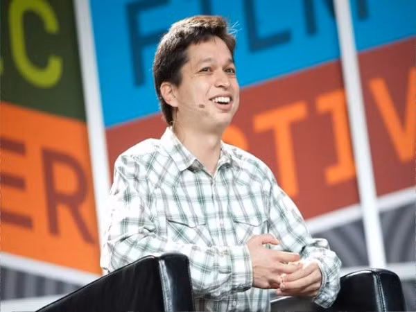 1. Ben Silbermann (29 tuổi) Silbermann đã rời Google để thành lập một công ty riêng cho mình. Sau một vài khởi đầu sai lầm, anh và đồng sáng lập Evan Sharp (29 tuổi) đã tạo ra trang mạng xã hội chia sẻ ảnh Pinterest. Pinterest đã nhanh chóng phát triển và đạt được gần 20 triệu người truy cập mỗi tháng. Trang mạng này hứa hẹn sẽ là đối thủ “nặng ký” của Facebook. Ben Silbermann đã khiếm cho giá trị của Pinterest tăng đáng kinh ngạc lên 1,5 tỷ USD.