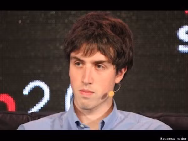 9. Adam D'Angelo (27 tuổi) Adam D'Angelo là bạn cùng học thời phổ thông với Mark Zuckerberg và cũng là giám đốc công nghệ (CTO) đầu tiên của Facebook. Anh đã rời Facebook và thành lập công ty riêng có tên là Quora vào đầu năm 2010. Quora là mạng xã hội cung cấp dịch vụ hỏi đáp Q&A. Tuy không phải là một công ty hàng tỷ đô la nhưng Quora cũng huy động được 61 triệu USD tiền vốn và có giá trị thị trường khoảng 400 tiệu USD. Riêng Adam D'Angelo bỏ ra 20 triệu USD vốn đầu tư.