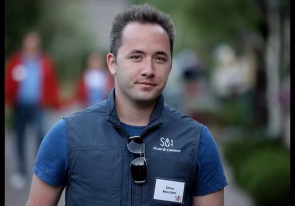 3. Drew Houston (29 tuổi) Năm 2007, Drew Houston đã tung ra Dropbox, một công ty cung cấp dịch vụ lưu trữ trực tuyến thông minh. Công ty Apple nhiều lần ngỏ ý mua lại Dropbox nhưng Drew Houston đã từ chối và tiếp tục mở rộng công việc kinh doanh của mình. Hiện nay, giá trị thương hiệu của Dropbox đã tăng lên 4 tỷ USD sau đợt huy động 257 triệu USD tiền vốn. Năm ngoái, công ty của anh đã đem lại khoản doanh thu 240 triệu USD.