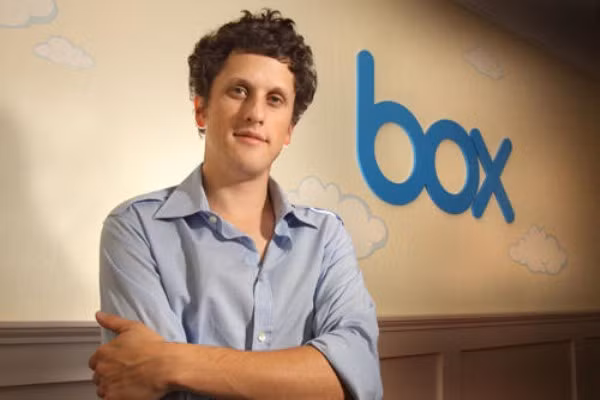 4. Aaron Levie (27 tuổi) Nhà sáng lập trẻ tuổi này đã tạo ra Box, một công ty đang cạnh tranh rất mạnh với Dropbox của Drew Houston. Box là một dự án kinh doanh ở trường đại học được Levie giới thiệu vào năm 2005 và chính thức ra mắt trong năm 2006. Hiện công ty của anh đang có giá trị thị trường vào khoảng 1,2 tỷ USD.