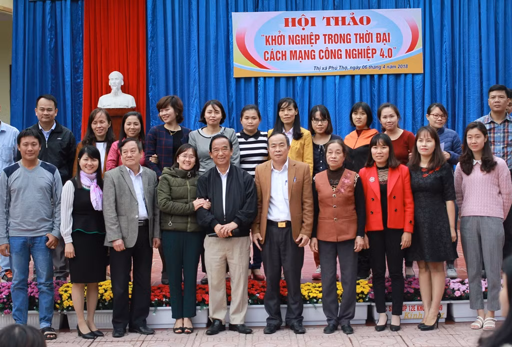 Giáo sư Nguyễn Lân Dũng chụp ảnh kỷ niệm với giáo viên Trường Trung học Phổ thông Hùng Vương. (Ảnh: Đỗ Thơm) Giáo sư Nguyễn Lân Dũng chụp ảnh kỷ niệm với giáo viên Trường Trung học Phổ thông Hùng Vương. (Ảnh: Đỗ Thơm)