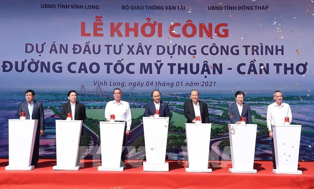 Thủ tướng và các đại biểu thực hiện nghi thức khởi công dự án. Ảnh: TTXVN