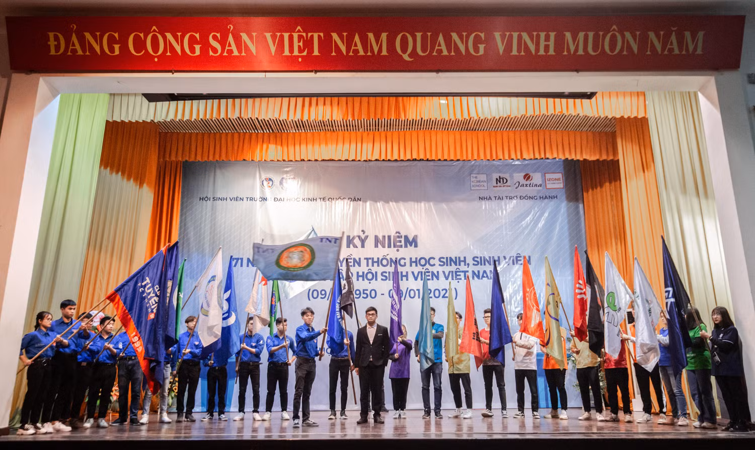 25 lá cờ tượng trưng cho 25 tổ đội của Hội sinh viên.