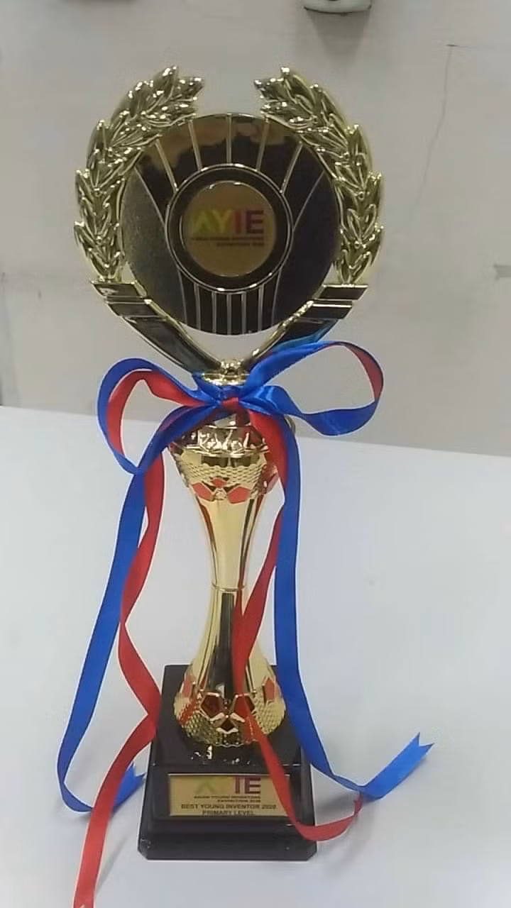 Phần thưởng giành cho đội giành huy chương vàng. Ảnh: Trường Trung học cơ sở Nguyễn Trường Tộ (Đống Đa, Hà Nội). Phần thưởng giành cho đội giành huy chương vàng. Ảnh: Trường Trung học cơ sở Nguyễn Trường Tộ (Đống Đa, Hà Nội).