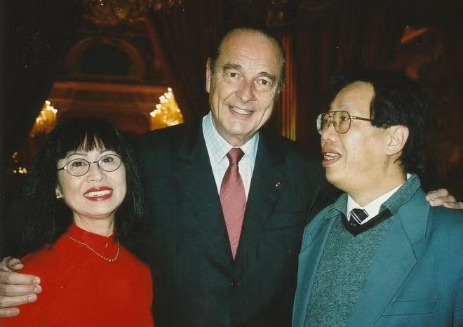 Giáo sư Trần Quang Hải và danh ca Bạch Yến chụp ảnh cùng Tổng thống Pháp Jacques Chirac năm 2002. (Ảnh: https://tranquanghai1944.com) Giáo sư Trần Quang Hải và danh ca Bạch Yến chụp ảnh cùng Tổng thống Pháp Jacques Chirac năm 2002. (Ảnh: https://tranquanghai1944.com)