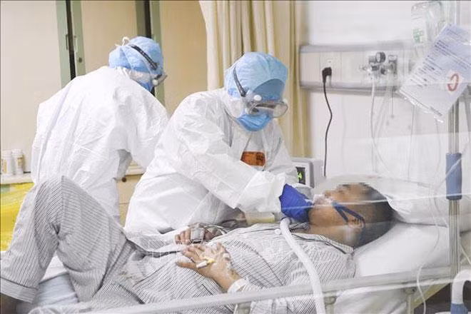 Ngành y tế và toàn xã hội đồng sức, đồng lòng đẩy lùi dịch Covid-19. (Ảnh: TTXVN)