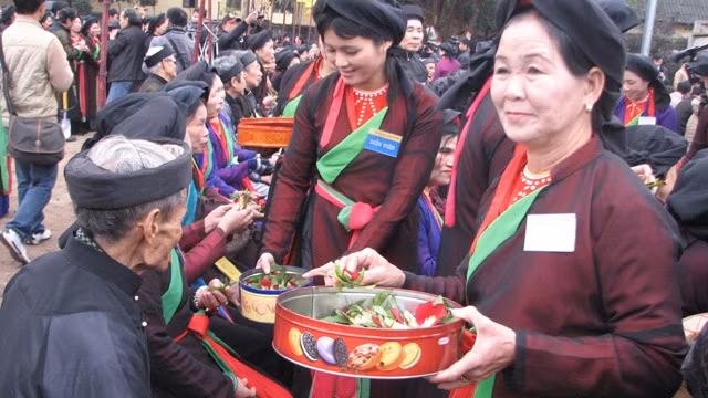 Và những cơi trầu được mời quý khách thập phương Và những cơi trầu được mời quý khách thập phương