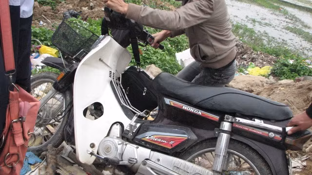 Một người cố len lên bị ngã Một người cố len lên bị ngã