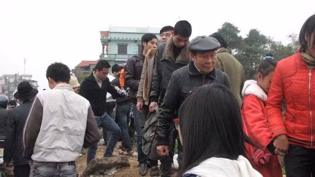 Nhiều người đi bộ cũng không thoát ra khỏi đoạn đường tắc nghẽn Nhiều người đi bộ cũng không thoát ra khỏi đoạn đường tắc nghẽn