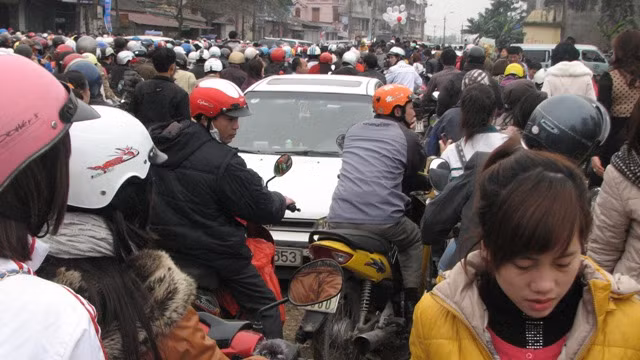 Cả một đoạn đường gần 3 km từ cổng vào lễ hội đến hết thị trấn Lim (hướng về Hà Nội) đều bị kẹt cứng Cả một đoạn đường gần 3 km từ cổng vào lễ hội đến hết thị trấn Lim (hướng về Hà Nội) đều bị kẹt cứng
