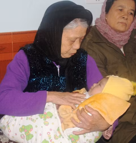 Cháu bé (con sản phụ Thơm) vẫn chưa một lần được bú sữa mẹ? Cháu bé (con sản phụ Thơm) vẫn chưa một lần được bú sữa mẹ?