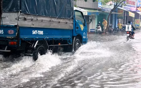 Đường ngập nặng sau cơn mưa lớn chiều 21/3