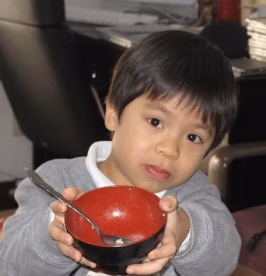 Luôn luôn nhớ cho con cái ăn sáng. Nghiên cứu cho thấy trẻ em ăn sáng luôn tỉnh táo hơn khi đến trường và đầu óc nhạy bén hơn.