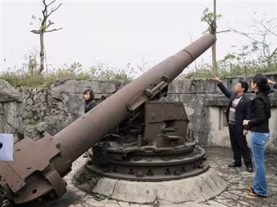 Du khách chỉ vết cắt để bán phế liệu vẫn hằn trên nòng pháo. Du khách chỉ vết cắt để bán phế liệu vẫn hằn trên nòng pháo.