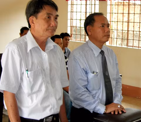 Hai luật sư đại diện cho nguyên đơn và bị đơn tại tòa sáng nay. Ảnh: Thiên Phước