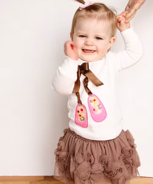 Với cách làm đơn giản trên, mẹ tận dụng được vải vụn có sẵn tạo thêm cho bé nhiều kiểu áo mới từ những chiếc quần áo cũ, bé có quần áo mới để mặc và mẹ tiết kiệm chi phí mua đồ mới cho bé. Với đôi giày Ballet được đính thêm, chiếc áo trông đẹp và sinh động hơn hẳn! Với cách làm đơn giản trên, mẹ tận dụng được vải vụn có sẵn tạo thêm cho bé nhiều kiểu áo mới từ những chiếc quần áo cũ, bé có quần áo mới để mặc và mẹ tiết kiệm chi phí mua đồ mới cho bé. Với đôi giày Ballet được đính thêm, chiếc áo trông đẹp và sinh động hơn hẳn!