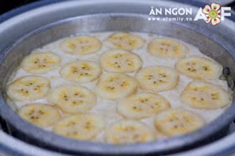 Dùng vài lát chuối đã cắt xếp trên mặt bột bánh cho đẹp mắt. Dùng vài lát chuối đã cắt xếp trên mặt bột bánh cho đẹp mắt.