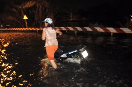 Nước triều cường dâng cao khiến nhiều đoạn đường biến thành “sông”