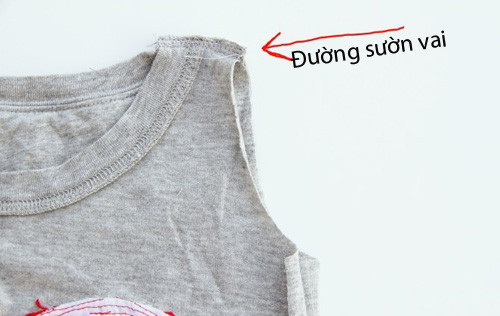 Lật mặt trái, may ráp đường sườn vai của thân trước và thân sau của chiếc áo.