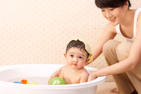 Chỉ nên dùng trà xanh tắm cho bé 2 lần một tuần
