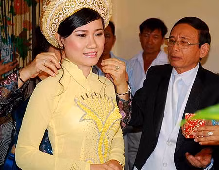 Mẹ vợ tương lai lão đại gia đeo trang sức sính lễ cho con gái trong ngày ăn hỏi. Ảnh: Xuân Trường.