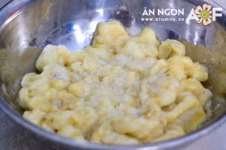 Phần chuối còn lại dùng muỗng inox tán ra hoặc dùng tay sạch bóp ra, đừng bóp nhuyễn quá sau khi hấp ăn sẽ không ngon lắm. Phần chuối còn lại dùng muỗng inox tán ra hoặc dùng tay sạch bóp ra, đừng bóp nhuyễn quá sau khi hấp ăn sẽ không ngon lắm.