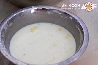 Cho phần nước dừa dão, vani, 50g đường vàng và bột năng vào bát quậy đều, để riêng. Mình dùng đường vàng để bánh sau khi hấp sẽ có màu đẹp hơn, nếu không có đường vàng bạn có thể dùng đường trắng và tạo màu bằng bột nghệ hay màu thực phẩm cũng được. Cho phần nước dừa dão, vani, 50g đường vàng và bột năng vào bát quậy đều, để riêng. Mình dùng đường vàng để bánh sau khi hấp sẽ có màu đẹp hơn, nếu không có đường vàng bạn có thể dùng đường trắng và tạo màu bằng bột nghệ hay màu thực phẩm cũng được.