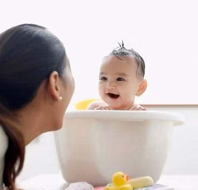 Mẹ nên thường xuyên nói chuyện để giúp bé phát triển trí thông minh