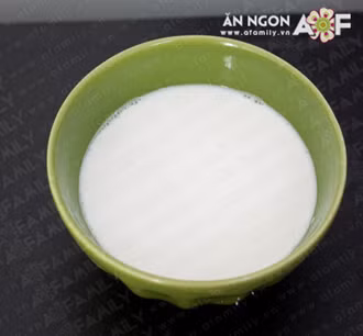 Tiếp tục thêm 300ml nước ấm vào phần bã còn lại, vắt lấy nước dão dùng để pha với bột bánh.XEM THÊM CÁCH LÀM YẾM ĂN CHO BÉ Tiếp tục thêm 300ml nước ấm vào phần bã còn lại, vắt lấy nước dão dùng để pha với bột bánh.XEM THÊM CÁCH LÀM YẾM ĂN CHO BÉ