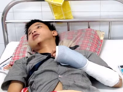 SV Nguyễn Văn Mạnh nằm điều trị tại BV Đa khoa Đà Nẵng Ảnh: N.C.