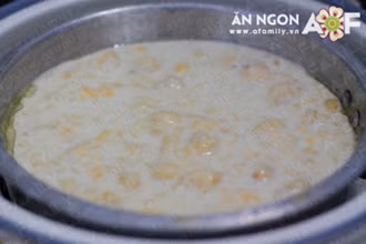 Dùng 1 cái khuôn hấp bánh, phết ít dầu quanh khuôn, bỏ vào nồi hấp, khi khuôn hấp nóng lên thì đổ hỗn hợp bột - chuối vào. Dùng 1 cái khuôn hấp bánh, phết ít dầu quanh khuôn, bỏ vào nồi hấp, khi khuôn hấp nóng lên thì đổ hỗn hợp bột - chuối vào.
