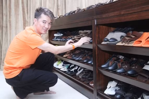 Bộ sưu tập giày của Mr Đàm ngang ngửa với một gian hàng tầm trung trong trung tâm thương mại chuyên bán giày dép. Bộ sưu tập giày của Mr Đàm ngang ngửa với một gian hàng tầm trung trong trung tâm thương mại chuyên bán giày dép.