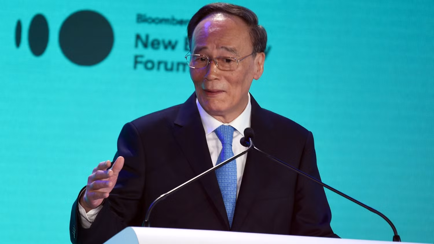 Phó chủ tịch Trung Quốc Vương Kỳ Sơn phát biểu tại Diễn đàn Kinh tế mới Bloomberg, Singapore. Ảnh: FT. Phó chủ tịch Trung Quốc Vương Kỳ Sơn phát biểu tại Diễn đàn Kinh tế mới Bloomberg, Singapore. Ảnh: FT.