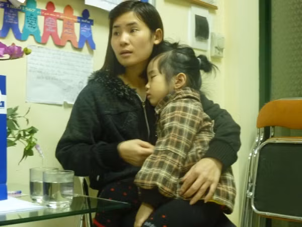 Mặc dù bé Ly đã đỡ hơn, bệnh viện đã cho tại ngoại nhưng vẫn còn ho nhiều hàng ngày phải vào viện tiêm, lấy thuốc và mệt ngủ thiếp đi trong vòng tay của người mẹ Mặc dù bé Ly đã đỡ hơn, bệnh viện đã cho tại ngoại nhưng vẫn còn ho nhiều hàng ngày phải vào viện tiêm, lấy thuốc và mệt ngủ thiếp đi trong vòng tay của người mẹ