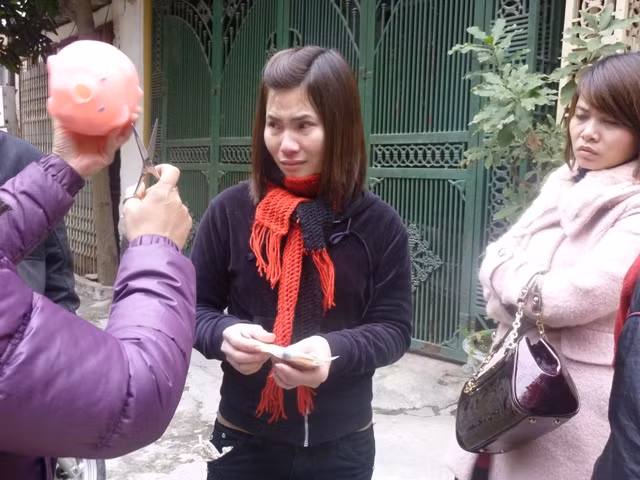 Mọi người "mổ" con lợn nhựa chỉ được hơn 70 nghìn đồng