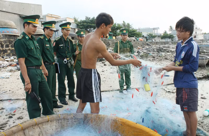 Ngoài việc tuần tra, các anh còn thăm hỏi, động viên và giúp đỡ để ngư dân trên đảo vững vàng bám biển. Ngoài việc tuần tra, các anh còn thăm hỏi, động viên và giúp đỡ để ngư dân trên đảo vững vàng bám biển.