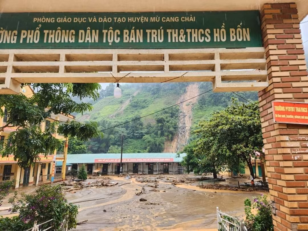 Trường Phổ thông dân tộc bán trú Tiểu học và Trung học cơ sở Hổ Bốn bị thiệt hại nặng nề. Ảnh: Sở Giáo dục và Đào tạo Yên Bái cung cấp Trường Phổ thông dân tộc bán trú Tiểu học và Trung học cơ sở Hổ Bốn bị thiệt hại nặng nề. Ảnh: Sở Giáo dục và Đào tạo Yên Bái cung cấp