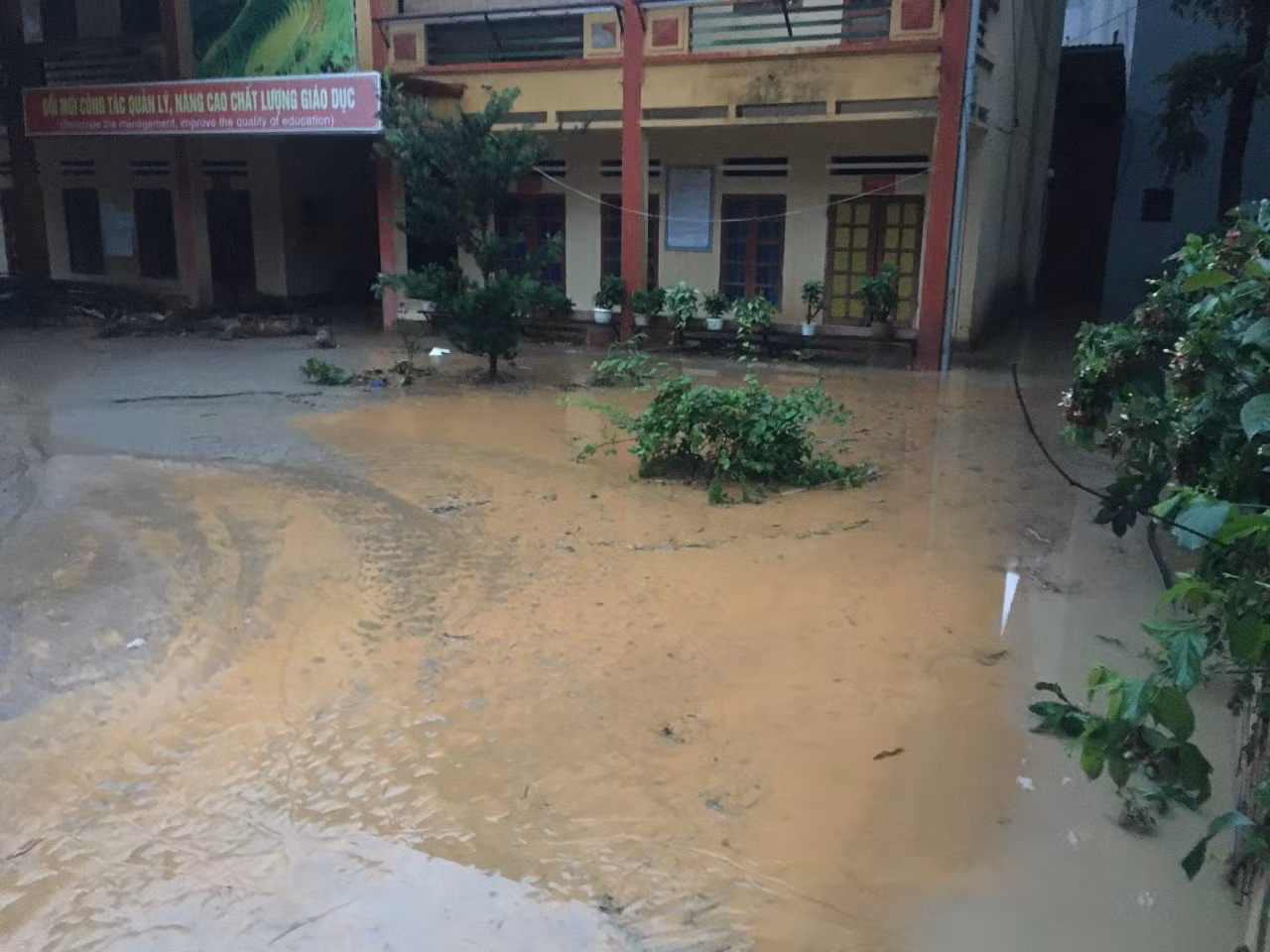 Trường Phổ thông dân tộc bán trú Tiểu học và Trung học cơ sở Hồ Bốn ngập trong bùn. Trường Phổ thông dân tộc bán trú Tiểu học và Trung học cơ sở Hồ Bốn ngập trong bùn.