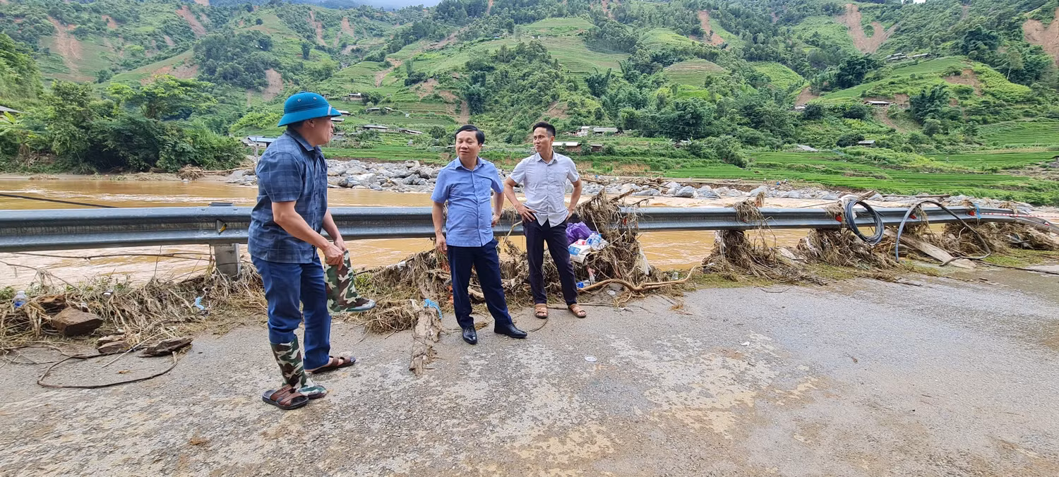 Ông Đào Anh Tuấn - Phó Giám đốc Sở Giáo dục và Đào tạo Yên Bái (đứng giữa) đang kiểm tra công tác khắc phục hậu quả bão lũ. Ông Đào Anh Tuấn - Phó Giám đốc Sở Giáo dục và Đào tạo Yên Bái (đứng giữa) đang kiểm tra công tác khắc phục hậu quả bão lũ.