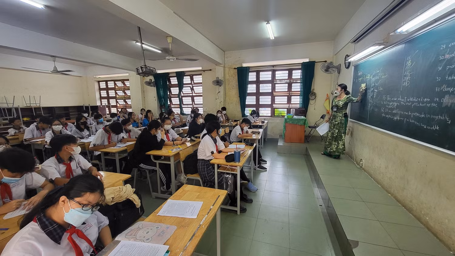 Học sinh lớp 9 Trường trung học cơ sở Lý Thường Kiệt ôn tập trên lớp (ảnh: P.L) Học sinh lớp 9 Trường trung học cơ sở Lý Thường Kiệt ôn tập trên lớp (ảnh: P.L)