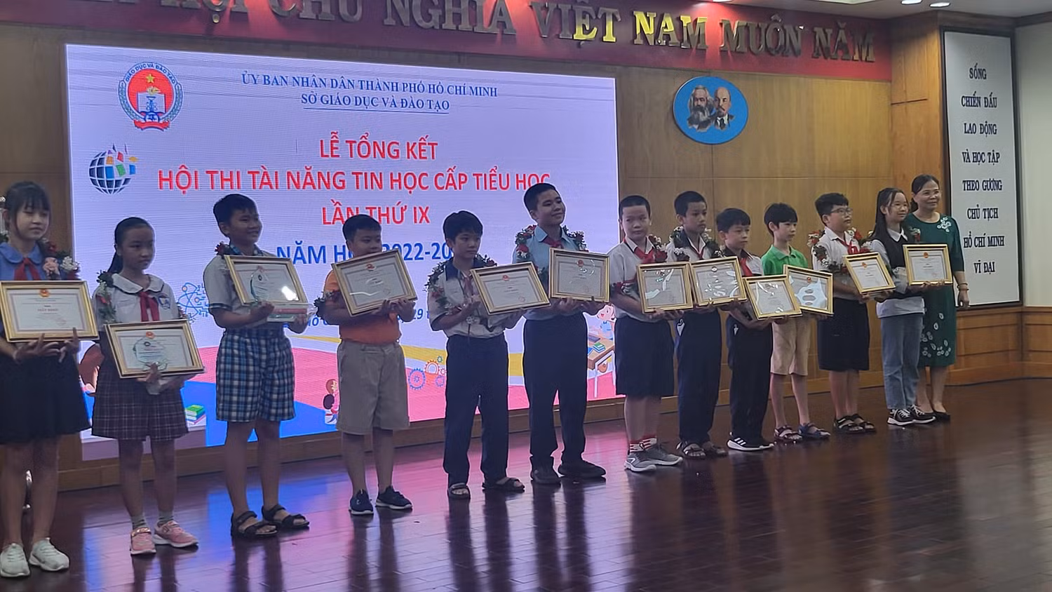 Trao giải thưởng cho các tài năng tin học cấp tiểu học đạt giải trong hội thi (ảnh: P.L) Trao giải thưởng cho các tài năng tin học cấp tiểu học đạt giải trong hội thi (ảnh: P.L)