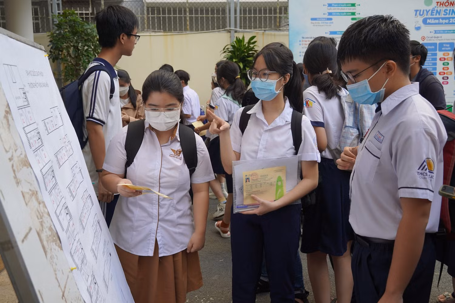 Học sinh xem danh sách phòng thi trước khi bước vào phòng làm bài (ảnh: P.L)