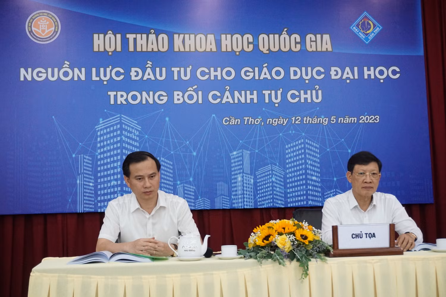 Chủ tọa điều hành phiên thảo luận thứ 3 của hội thảo vào chiều ngày 12/5. Chủ tọa điều hành phiên thảo luận thứ 3 của hội thảo vào chiều ngày 12/5.