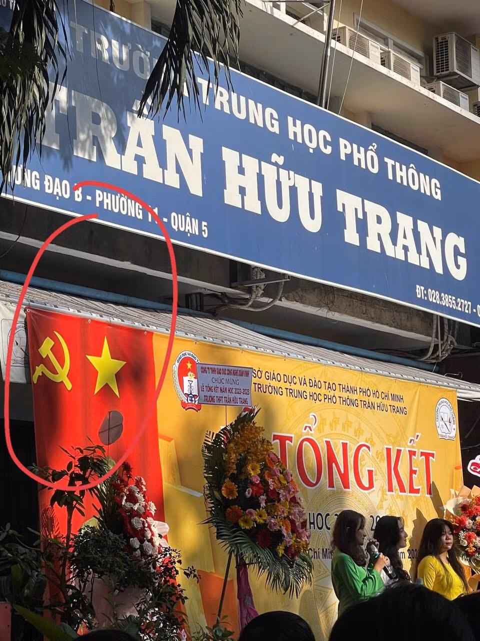 Biểu tượng cờ Đảng mà Trường Trần Hữu Trang in nhầm trên phông khánh tiết buổi lễ tổng kết sáng ngày 23/5 (ảnh: Giáo viên cung cấp)