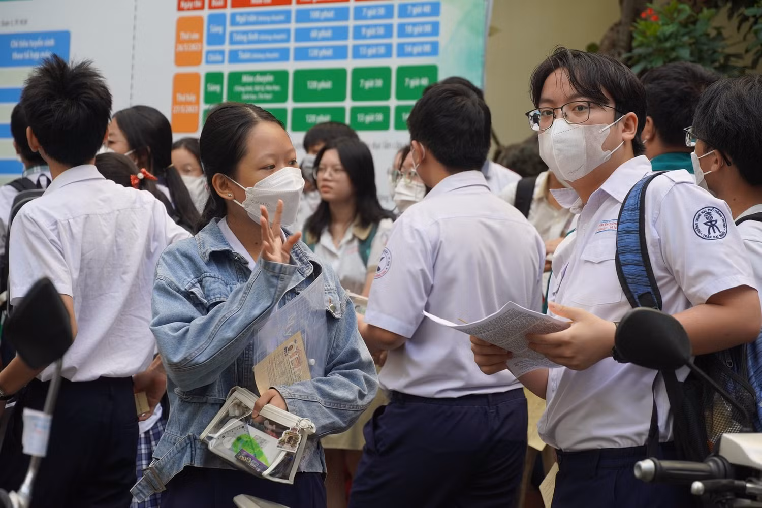 Những học sinh đăng ký dự thi vào lớp 10 chuyên của Trường Phổ thông Năng khiếu (ảnh: P.L)
