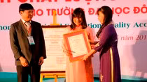Phó Giáo sư Nguyễn Phương Nga – Giám đốc Trung tâm Kiểm định chất lượng giáo dục trao giấy chứng nhận cho Trường Đại học Đông Á. Ảnh: PC